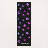 キュートな紫色のピンクの前足がブラックカスタム ヨガマット (裏面)