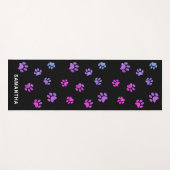 キュートな紫色のピンクの前足がブラックカスタム ヨガマット (正面(横))