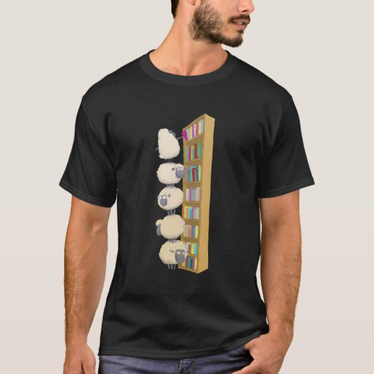 キュートな羊が図書館で本をチェックアウト Tシャツ (正面)