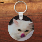 キュートな舌付きペルシャ白猫 キーホルダー (正面)