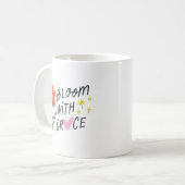 キュートな花咲く優雅さ 手描きの赤い花とピンク コーヒーマグカップ (正面左)
