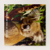 キュートな茶色のコアラ食べ物はのユーカリ葉プのだ。 ジグソーパズル (横)