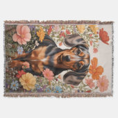 キュートな茶色のダックスシャントとコスモスの花 スローブランケット (正面)