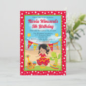 キュートな赤いドレスの女の子 フィエスタ キッズの誕生日 招待状 (スタンド正面)