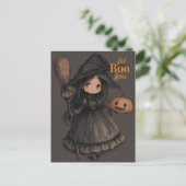 キュートな魔女の女の子と箒とカボチャの子供たちのハロウィン ポストカード (スタンド正面)