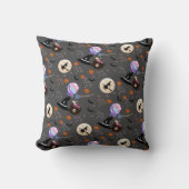 キュートな魔女をテーマにしたダークグレーハロウィーン クッション (正面)