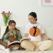 キュートな黒猫ミカンのトマト白トレンディー Tシャツ