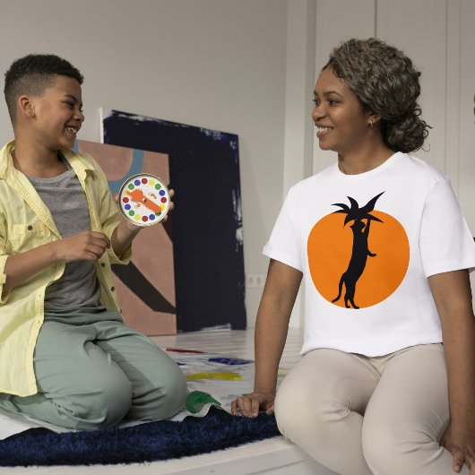 キュートな黒猫ミカンのトマト白トレンディー Tシャツ