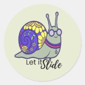 キュートな「Let It Slide」カタツムリステッカー – 遊び心のある丸型 ラウンドシール (正面)