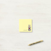 キュートのぞきイースターバニーパーソナライズされたイエロー ポストイット (デスク上)