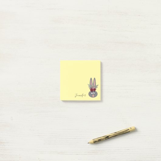 キュートのぞきイースターバニーパーソナライズされたイエロー ポストイット (デスク上)