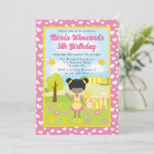 キュートアフリカンアメリカンレモネードガール子供の誕生日 招待状 (スタンド正面)