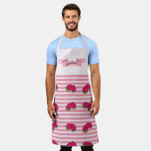 キュートイチゴ&ピンクラインデザイン名前をカスタムする エプロン (着用した状態)