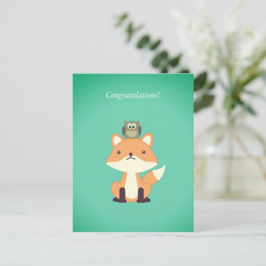 キュートウッドランドキツネとフクロウおめでとう生まれたばかりのベビー ポストカード (スタンド正面)
