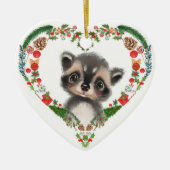 キュートウッドランドラクーンハートホリデーリース セラミックオーナメント (正面)
