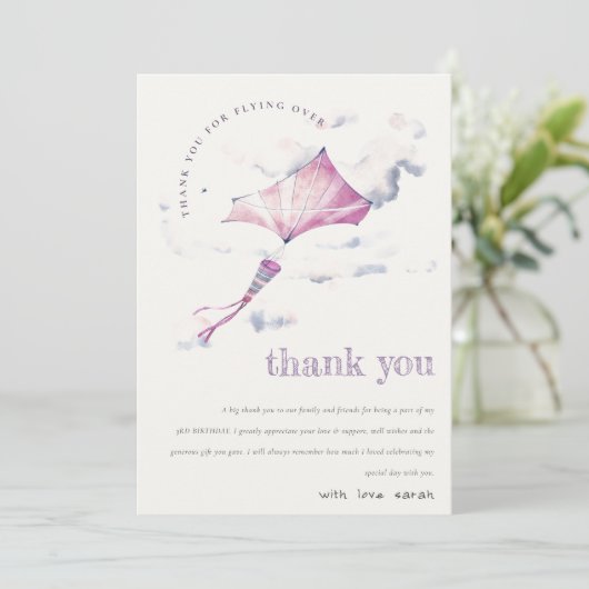 キュートエレガントピンク飛んでいるカイトスカイクラウド誕生日 サンキューカード (スタンド正面)