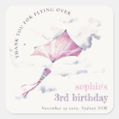 キュートエレガントピンク飛んでいるカイトスカイクラウド誕生日 スクエアシール (正面)