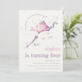 キュートエレガントピンク飛んでいるカイトスカイクラウド誕生日 招待状 (スタンド正面)