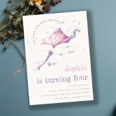 キュートエレガントピンク飛んでいるカイトスカイクラウド誕生日 招待状