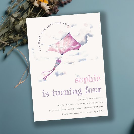 キュートエレガントピンク飛んでいるカイトスカイクラウド誕生日 招待状