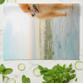 キュートオレンジポメラニア犬オンサンディビーチ キッチンタオル (折り畳み)