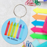 キュートカスタム先生クレヨン新学期モノグラム キーホルダー<br><div class="desc">幼稚園児が先生先生に行く美しい幼稚園児与えの感謝週または年末の贈り物。可愛カスタムいクレヨンの虹の下に名前で作られた。幼稚園の先生の愛らしいキーチェーン。</div>