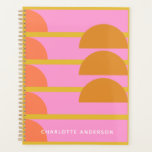 キュートカラフル幾何学北欧パーソナライズされた プランナー手帳<br><div class="desc">鮮やかではっきりした個性的なノートパソコンは、レトロな雰囲気と色が好きよくはしゃぐの人に最適ポップ・アートのである。日当たりの良いオレンジの形とピンクの背景は与え、おもしろいと沿岸感じの、一方で黄金のアクセントは右の量を追加しゃれているする。あなたはアイディアを書き留めたり、1週間を計画したり、机にスタイルを付け加えたりしても、このノートは毎日の仕事を少し楽しくすることに関するものばかりだ。あなたの名前を追加して自分の名前を作る与えか、または日当たりの良いクリエイティブのねじれを持つ文房具を好む人のための思いパーソナライズされたに満ちた、贈り物としてユニーク。</div>
