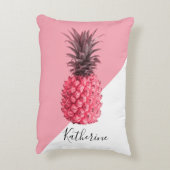 キュートガーリーなトロピカルピンクと白のパイナップル アクセントクッション (裏面(縦))