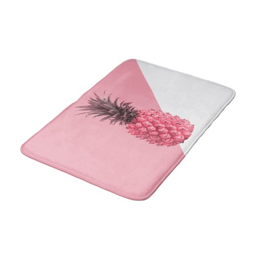 キュートガーリーなトロピカルピンクと白のパイナップル バスマット (アングル)
