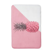 キュートガーリーなトロピカルピンクと白のパイナップル バスマット (正面縦)