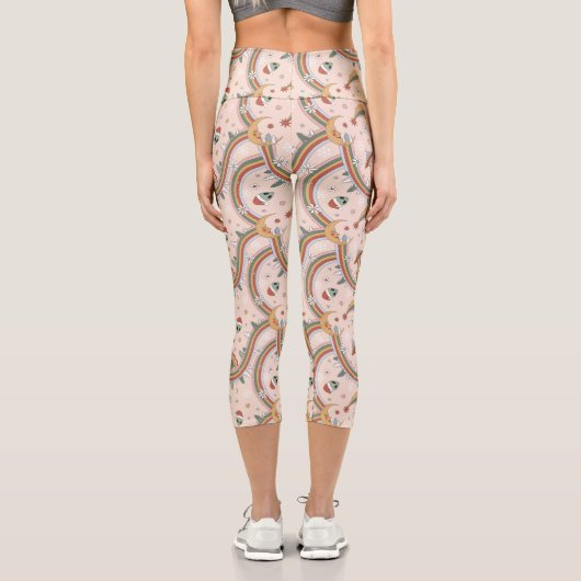 キュートクリスマスツリーエイリアンレインボーホリデーパターン カプリレギンス (裏面)