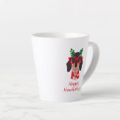 キュートクリスマスドッグハッピーハウリデイズドキシードシュント カフェラテマグ (右アングル)