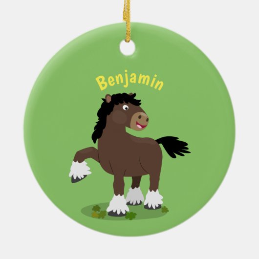 キュートクレイデール荷車を引く馬の漫画イラストレーション セラミックオーナメント (裏面)