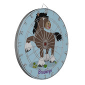 キュートクレイデール荷車を引く馬の漫画イラストレーション ダーツボード (正面左)