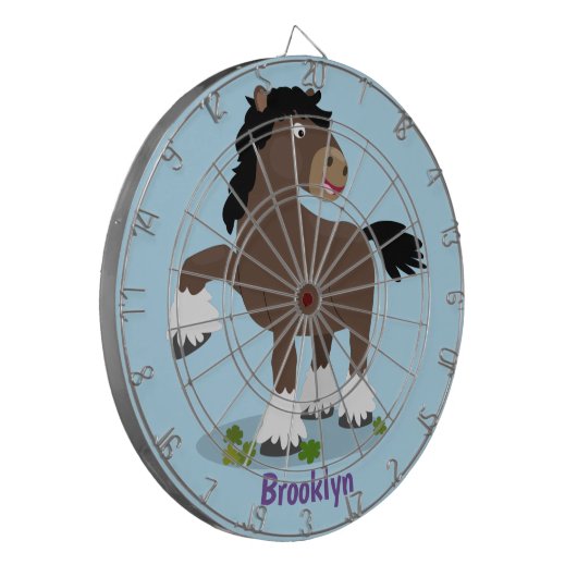 キュートクレイデール荷車を引く馬の漫画イラストレーション ダーツボード (正面左)