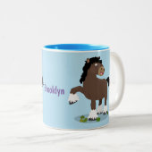 キュートクレイデール荷車を引く馬の漫画イラストレーション ツートーンマグカップ (正面右)
