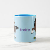 キュートクレイデール荷車を引く馬の漫画イラストレーション ツートーンマグカップ (中央)