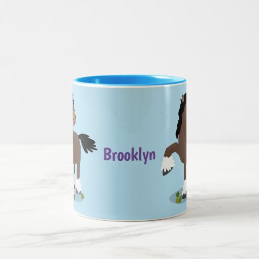 キュートクレイデール荷車を引く馬の漫画イラストレーション ツートーンマグカップ (中央)