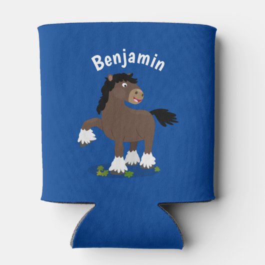 キュートクレイデール荷車を引く馬の漫画イラストレーション 缶クーラー (裏面)