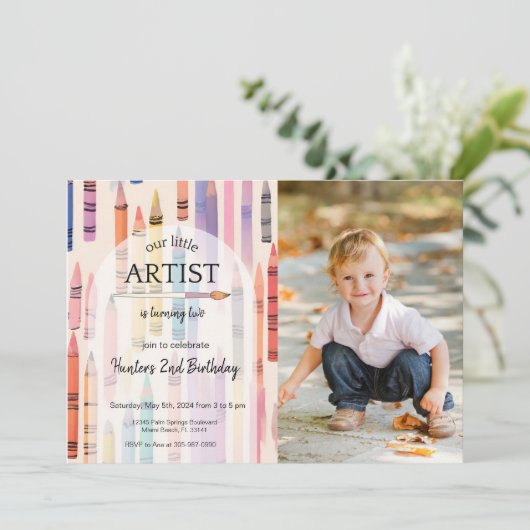 キュートクレヨンパステルリトルアーティストフォト誕生日 招待状 (スタンド正面)