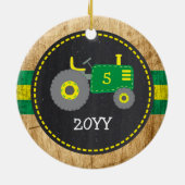 キュートグリーントラクター誕生日キープサケフェイクウッド セラミックオーナメント (裏面)