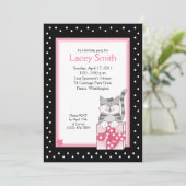 キュートグレーキットン5x7ピンク誕生日招待状 招待状 (スタンド正面)