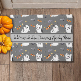 キュートグレー不気味幽霊ファミリーハロウィーンパターン ドアマット