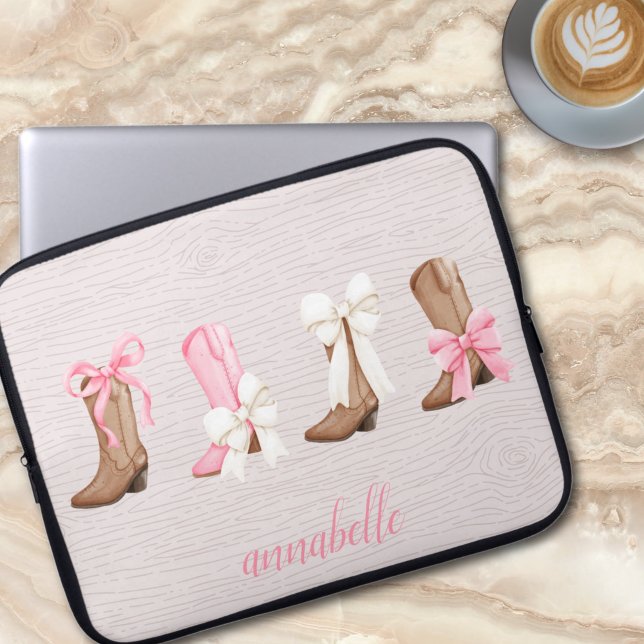 キュートコケット女性のカーボーイブーツパーソナライズされた ラップトップスリーブ (Cute Coquette Cowgirl Boots Personalized Laptop Sleeve)