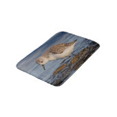 キュートサンダーリングサンドパイパー歩く冬ビーチ バスマット (アングル)