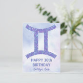 キュートジェミニサインカスタムパープルハッピーバースデー ポストカード (スタンド正面)