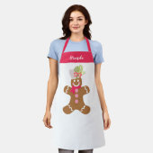 キュートジンガーブレッドピンクホワイトパーソナライズされたベーキング  エプロン (着用した状態)