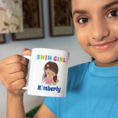 キュートスイムチームガールブパーソナライズされたリュネット泳ぐ人 コーヒーマグカップ