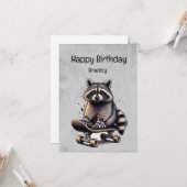 キュートスケートボードラクーンおもしろい動物誕生日 カード (正面/裏面インサイチュ)