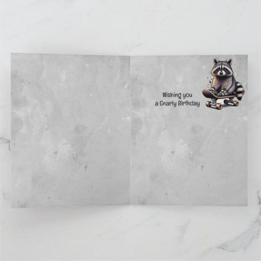 キュートスケートボードラクーンおもしろい動物誕生日 カード (内部)